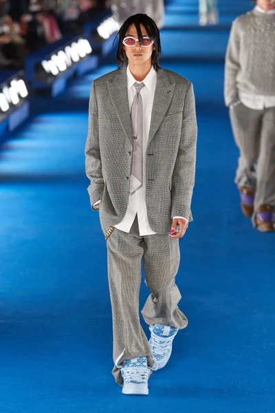 Look 3